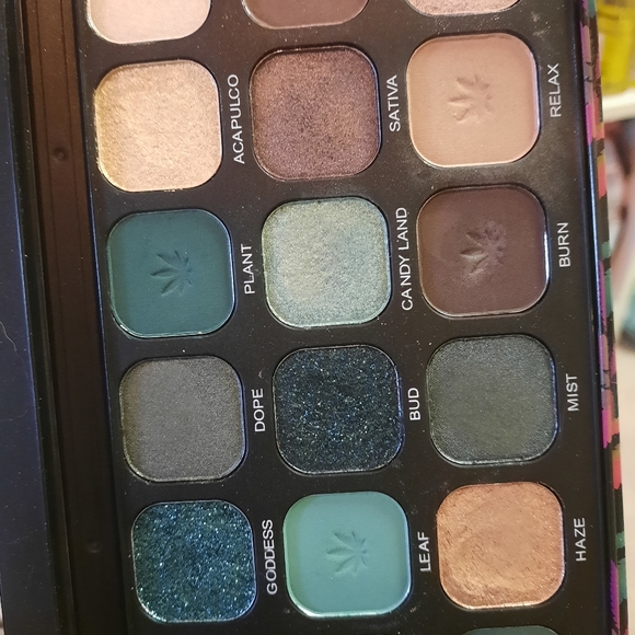 Revolution Chilled Eyeshadow Palette - Picture 4 of 4